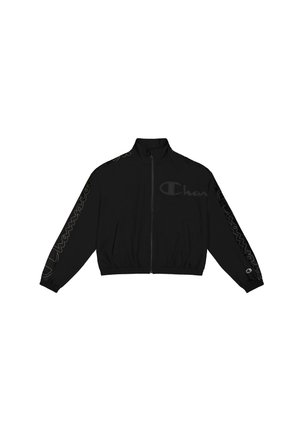 Zwarte cropped jas met hoge kraag, ritssluiting aan de voorkant en elastische manchetten. Heeft een prominent logo en een golvende lijnontwerp langs de mouwen.