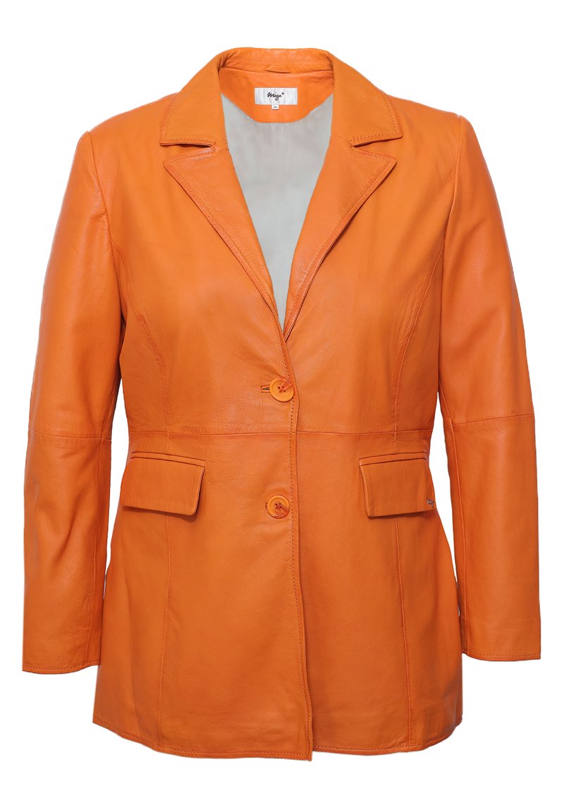 Oranje leren blazer met een notch-kraag, twee voorkuiten en een sluiting met twee knopen. Gladde textuur met een getailleerde pasvorm.