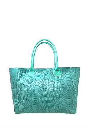 Grande borsa turchese con texture effetto pelle di serpente e due manici arrotondati su sfondo bianco.