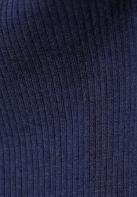 Marineblauwe ribstof met een zachte textuur, met verticale lijnen voor een consistent patroon door het hele materiaal.