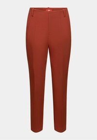 Pantalon droit couleur rouille avec passants pour ceinture et détail de couture à l'avant, présenté sur un fond clair uni.