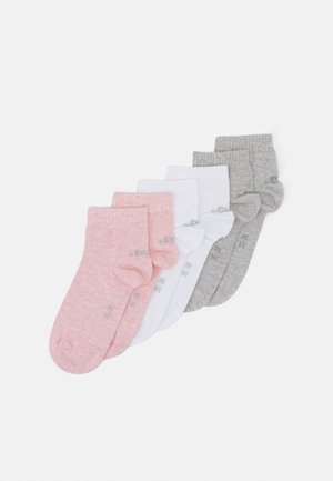 Set von fünf Socken mit einem gerippten Design in Rosa, Weiß und Grau. Hergestellt aus einem weichen Stoff mit verstärkten Zehen- und Fersenbereichen.