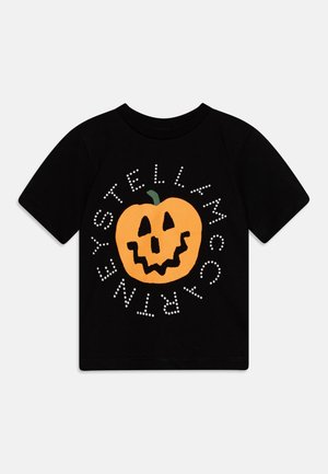 T-shirt nera a maniche corte con una zucca jack-o'-lantern arancione sorridente e il testo "Stella McCartney" in lettere punteggiate intorno.