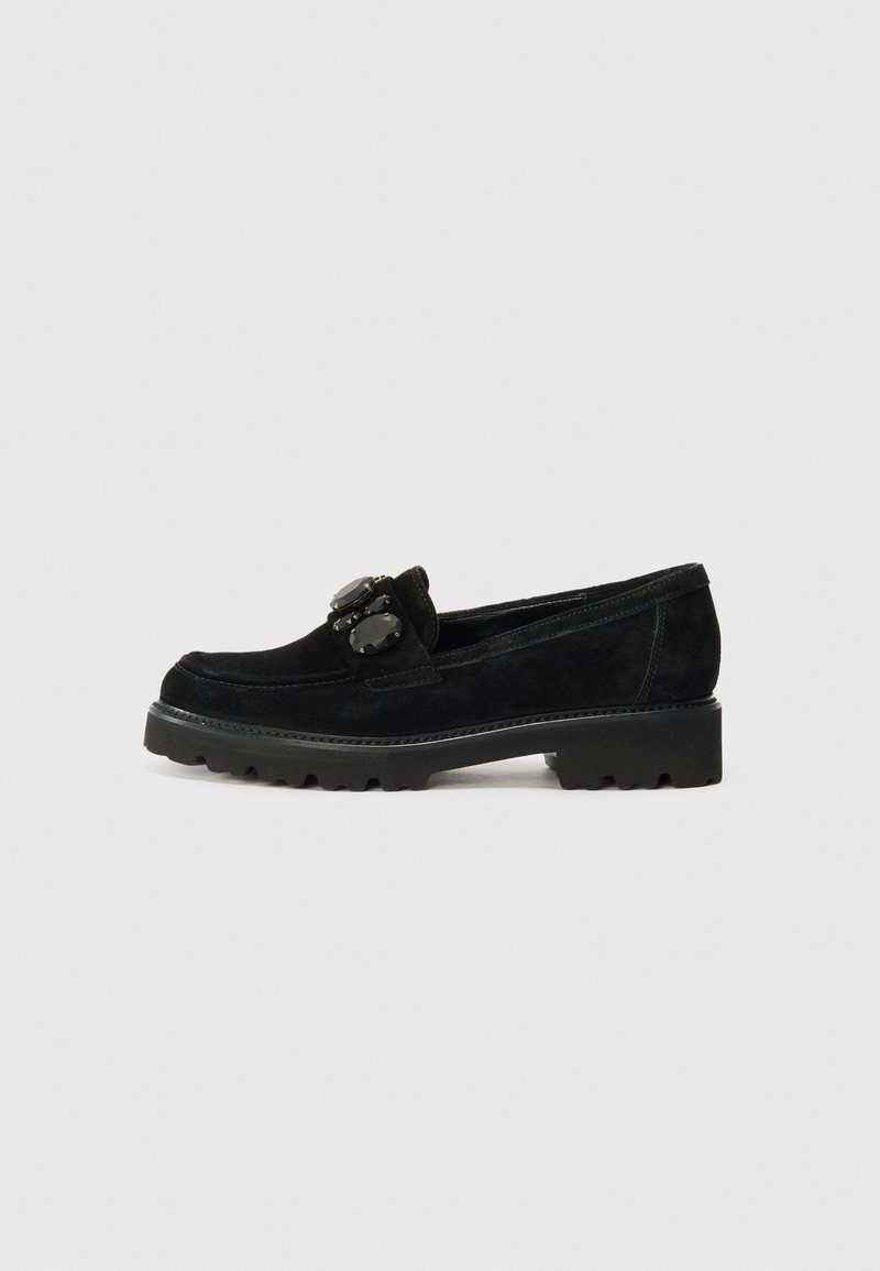 Schwarze Wildleder-Loafer mit runder Zehenform, ausgestattet mit zwei dekorativen schwarzen Steinen auf dem Schaft und einer robusten schwarzen Gummisohle.