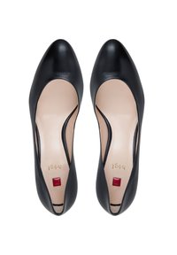 Paire de ballerines noires à bout pointu en cuir pour femmes, avec des semelles intérieures beiges et un petit détail carré rouge à l'intérieur de chaque chaussure.