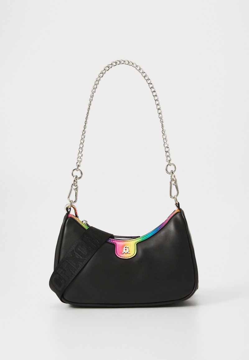 Sac d'épaule en cuir noir à silhouette incurvée, avec un bord supérieur dégradé coloré, une bandoulière chaîne argentée et une sangle texturée réglable.