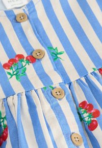 Robe rayée bleue et blanche avec cerises brodées, ornée de boutons en bois et d'une texture froncée à l'ourlet.