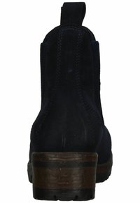 Botines de ante azul marino con paneles laterales elásticos, tacón texturizado y un asa para facilitar su colocación. Diseño simple y funcional.