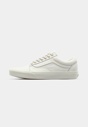 Weißer Canvas-Sneaker mit niedrigem Design, runder Zehenpartie und strukturiertem Gummisohle. Verfügt über verstärkte Nähte und silberne Ösen für die Schnürsenkel.
