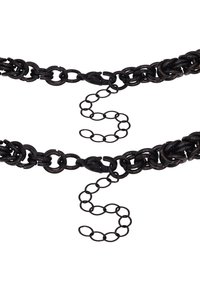 Collana nera in catena con anelli intrecciati e finitura texturizzata. Include un piccolo prolungamento a catena con anelli tondi per una lunghezza regolabile.