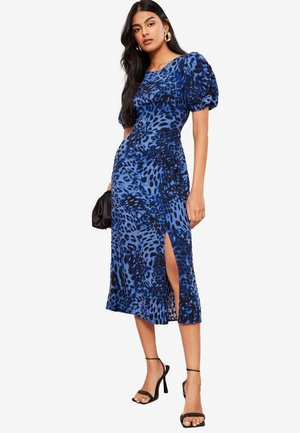 Vestido de estampado de leopardo azul con mangas abullonadas y una abertura lateral. Hecho de una tela suave, presenta una silueta ajustada y un dobladillo a la altura de la rodilla.