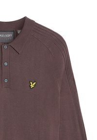 Polo shirt marrone scuro con colletto a coste e dettagli sulle spalle, dotato di bottoni blu e un piccolo logo ricamato giallo sul petto.