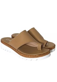 Sandali slide sintetici beige con parte per le dita, plantare imbottito e suola intermedia in sughero testurizzato. Suola in gomma bianca con modelli di presa.