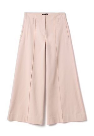 Pantaloni rosa pallido a gamba larga, vita alta, con pieghe frontali, tasche laterali e chiusura nascosta, mostrati stesi su uno sfondo bianco.