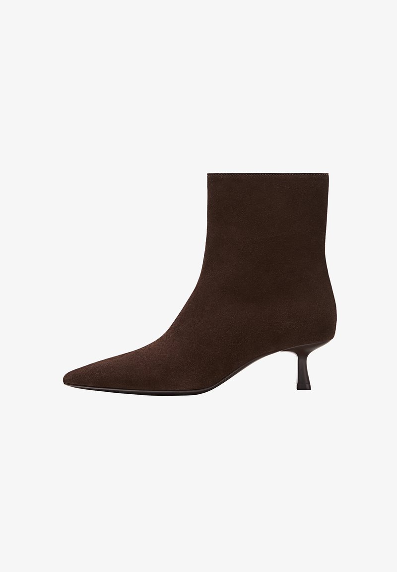 Botte cheville en daim marron avec un bout pointu et un talon fin. Texture lisse, design minimaliste et couleur unie sans embellissements.