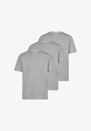 Trzy proste jasnoszare t-shirty z krótkim rękawem i okrągłym dekoltem, bez wzorów i logo, ułożone na sobie na białym tle.