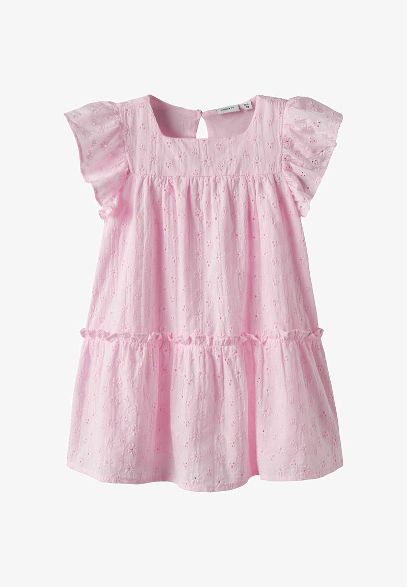 Robe rose pâle à manches courtes pour tout-petit, avec broderie florale en œillet, jupe à volants superposés et fermeture à bouton clé à l'arrière.