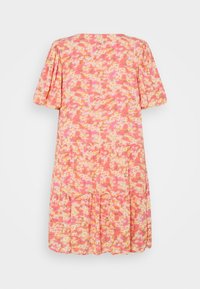 Blumenkleid in Pink und Gelb mit kurzen Puffärmeln, runden Ausschnitt und gestuftem Volantsaum. Hergestellt aus leichtem, strukturiertem Stoff.