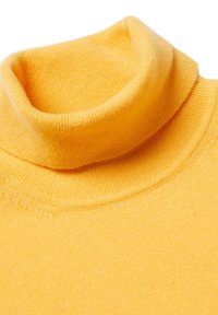 Maglione a collo alto giallo con collo a costine, realizzato in morbido tessuto a maglia, caratterizzato da una texture liscia e un design pulito e semplice.