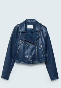 Veste de motard en cuir bleu marine avec un design court, fermeture éclair asymétrique à l'avant, plusieurs poches zippées et une ceinture ajustable. Texture lisse.