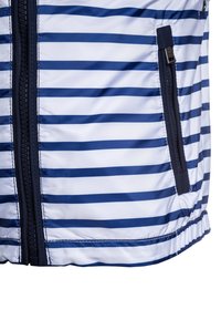 Námořnická a bílá pruhovaná, mírně polstrovaná bunda se zipem a boční kapsou, vyrobená z hladkého, vodoodpudivého materiálu. Lehký design.