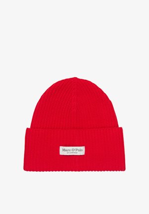 Berretto rosso lavorato a maglia con risvolto piegato, con etichetta marchiata. La texture è a coste, offrendo calore ed elasticità.