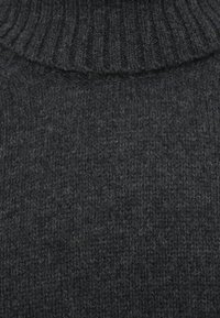 Pulover guler înalt gri cărbune, cu decolteu cu dungi și model tricotat texturat, realizat dintr-un amestec moale de lână.