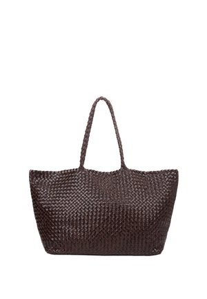 Sac fourre-tout en cuir tressé brun foncé avec deux longues poignées, base rectangulaire et sommet légèrement effilé, présenté sur un fond blanc.