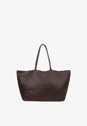 Tmavě hnědá kabelka z tkané kůže s dvěma dlouhými držadly, obdélníkovým dnem a mírně zužujícím se vrškem, zobrazena na bílém pozadí.