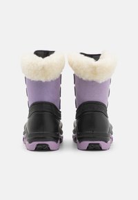 Fialové a černé voděodolné boty s nadýchanou bílou umělou kožešinou na límci, texturovanou gumovou podrážkou a nastavitelnými bočními popruhy.