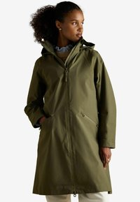 Parka impermeabilă de culoare verde măsliniu cu fermoar frontal, glugă ajustabilă și buzunare laterale. Prezintă o croială lejeră și o textură netedă.