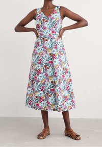 Robe sans manches à imprimé floral avec un décolleté en V, taille cintrée et silhouette évasée, dans des couleurs bleu clair, rouge, rose et vert.