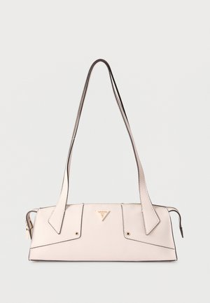 Lichtbeige rechthoekige lederen schoudertas met dubbele banden, schuine klepdetails en een klein driehoekig metalen logo aan de voorkant.