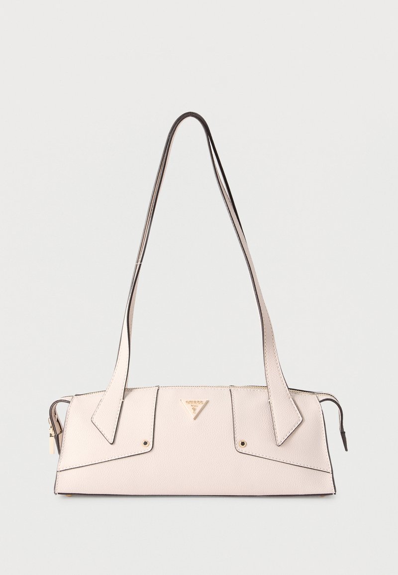 Φωτεινή μπεζ ορθογώνια δερμάτινη τσάντα ώμου με διπλά λουριά, λοξά καπάκια και ένα μικρό τριγωνικό μεταλλικό λογότυπο στο μπροστινό μέρος.