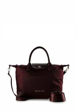 Bolso de nylon burdeos con detalles de cuero, asas redondeadas y una correa desmontable. Cuenta con un cierre de imán y detalle del logo.