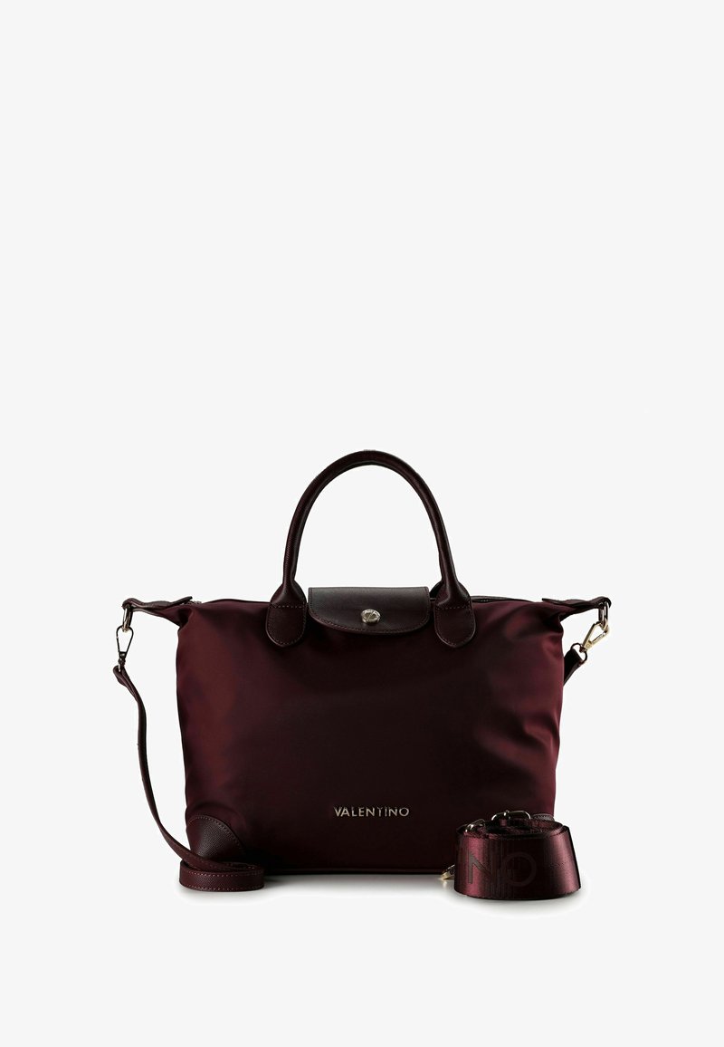 Sac en nylon bordeaux avec des accents en cuir, poignées arrondies et une bandoulière amovible. Il dispose d'une fermeture à pression magnétique et d'un détail de logo.