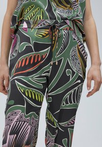 Lehké kalhoty z tkaniny s vícobarevným vzorem listů, s elastickým pasem, šňůrkou a kapsami, s akcenty v zelené, červené, růžové a žluté barvě.