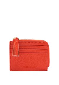 Rode leren kaarthouder met textuurafwerking, uitgerust met een ritscompartiment en drie kaartsleuven. Inclusief een kwastaccent.