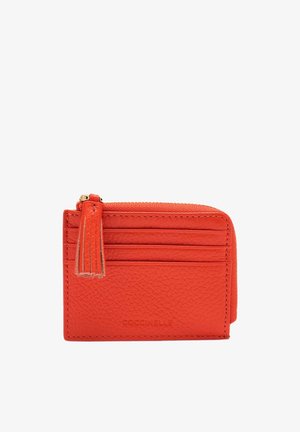Portacarte in pelle rossa con finitura testurizzata, dotato di un compartimento con zip e tre slot per carte. Include un dettaglio with frange.