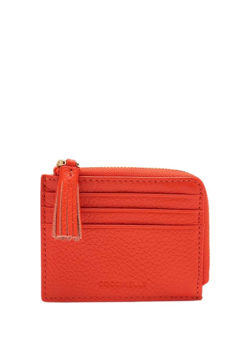 Rode leren kaarthouder met textuurafwerking, uitgerust met een ritscompartiment en drie kaartsleuven. Inclusief een kwastaccent.