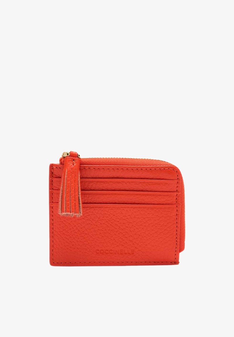 Rode leren kaarthouder met textuurafwerking, uitgerust met een ritscompartiment en drie kaartsleuven. Inclusief een kwastaccent.