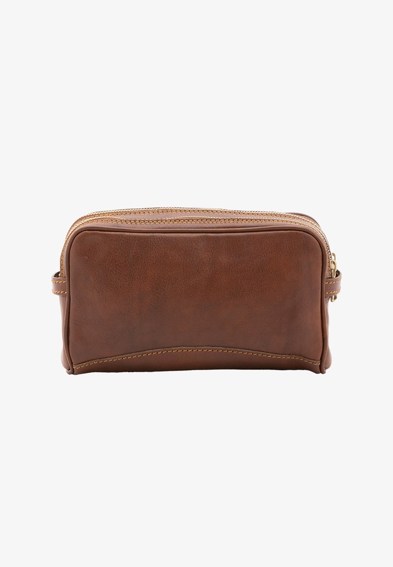 Trousse de toilette rectangulaire en cuir marron avec doubles fermetures éclair dorées et coutures visibles sur fond blanc.