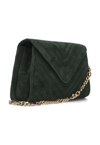 Donkergroene suède clutch met een chevron-gestikte ontwerp en een gouden kettinghengsel. Voorzien van een klep sluiting en een zachte textuur.