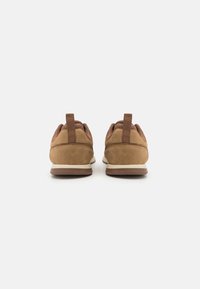 Pier One Hétköznapi fűzős cipő - beige