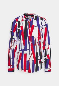 Långärmad knapp-up skjorta i vit tyg med ett djärvt mönster av röda, blå och svarta abstrakta former. Har en krage och en rak fåll.