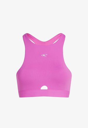 Roze sportbeha met een racerback-ontwerp, gemaakt van gladde stof, met een uitsparing aan de achterkant en een klein logo aan de voorkant.