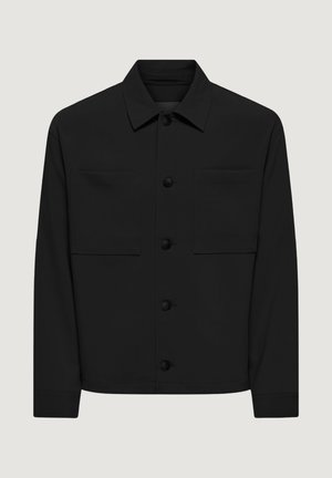 Sort skjortejakke med spids krave, to brystlommer og lange ærmer, vist på en neutral baggrund.