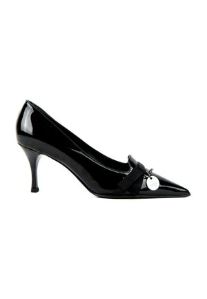 Schwarzer Lackleder-Pumps mit spitzer Kappe, einer kleinen Schleife und einem runden silbernen Gucci-Logo-Anhänger vorne.