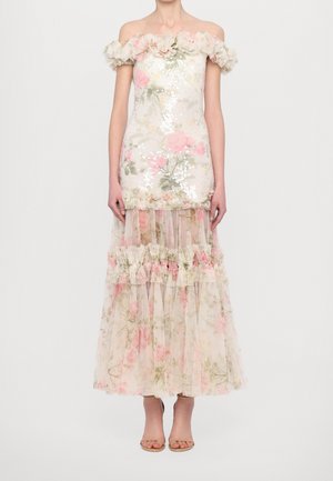 Off-shoulder bloemenjurk met gerimpelde halslijn en een doorzichtige gelaagde rok, met roze en groene bloemmotieven en pailletten.