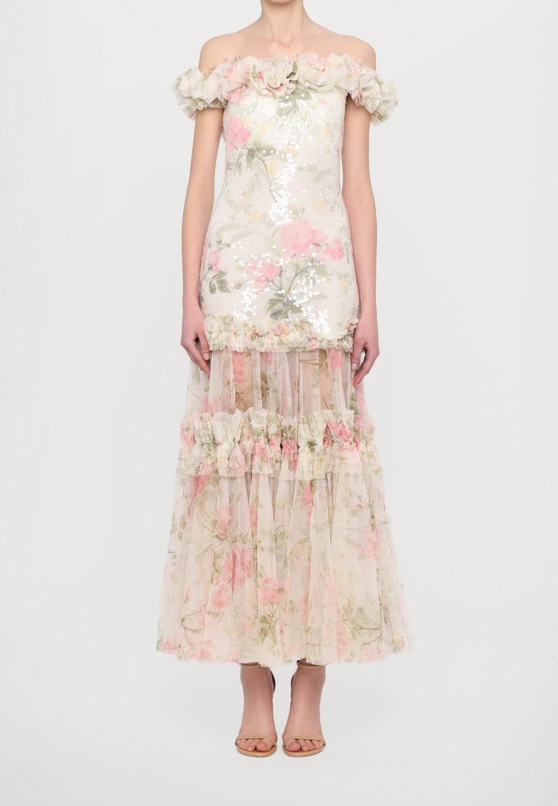 Robe fleurie à épaules dénudées avec un col à volants et une jupe superposée transparente, ornée de motifs floraux roses et verts et de sequins.